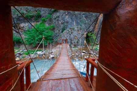 Die Kapuzbasi-Wasserfälle im Aladaglar-Nationalpark 156 km südlich von Urgup und östlich von Nigde gehören zu den ungewöhnlichsten Wasserfällen der Türkei: die sieben