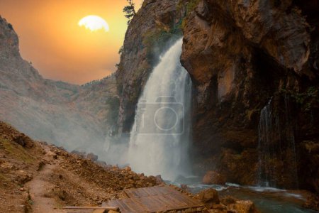 Les cascades de Kapuzbasi dans le parc national d'Aladaglar 156 km au sud d'Urgup et à l'est de Nigde, sont parmi les dindes les plus inhabituelles : les sept