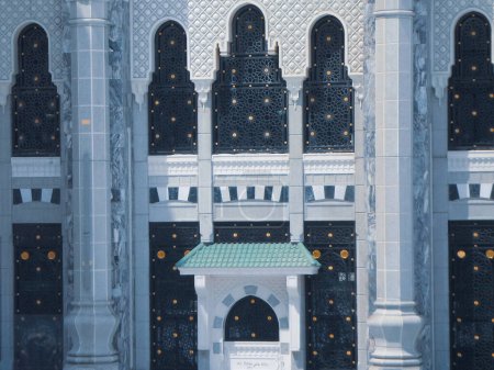 Puerta santa Kaaba y muros, musulmanes circunvalando