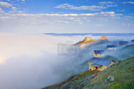 Nubes místicas Huser Plateau Camlihemsin Rize Turquía