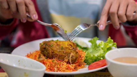 Téléchargez les photos : Fermer poulet biryani dans le restaurant - en image libre de droit