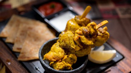 Téléchargez les photos : Fermer poulet biryani dans le restaurant - en image libre de droit