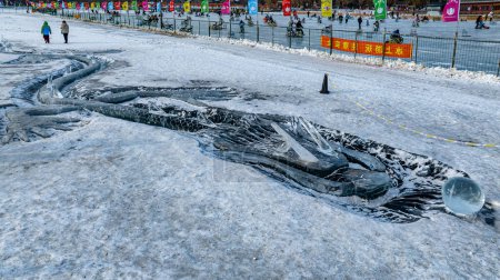 Eisdrache im Winter im Nanhu Park, Changchun, China