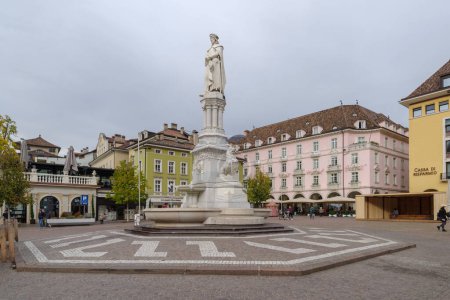 Téléchargez les photos : Bolzano, Italie - 1er novembre 2022 : Vue générale de la place Walter et de la statue de Walter von der Vogelweide à Bolzano - en image libre de droit