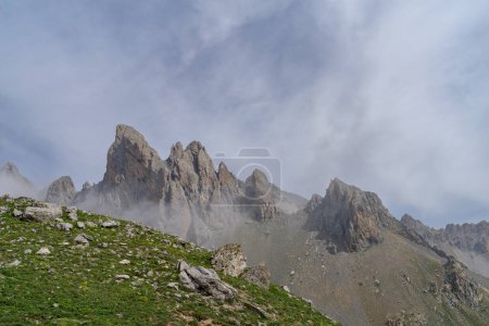 Téléchargez les photos : Rochers de montagne dans le massif des Alpes italiennes, vallée de Maira, pendant le trek en été. Chaîne montagneuse des Alpes Cottiennes dans la partie sud-ouest des Alpes, frontières entre la France (Hautes-Alpes et Savoie) et l'Italie (région du Piémont)) - en image libre de droit