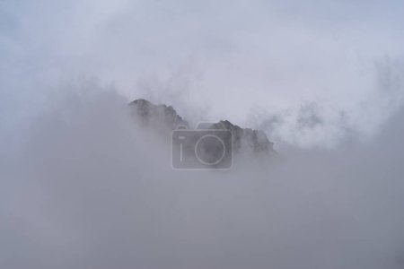 Téléchargez les photos : Des sommets rocheux sortent des nuages, Vallée de Maira, Alpes italiennes - en image libre de droit