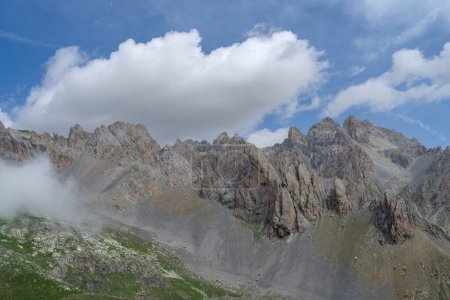 Téléchargez les photos : Paysage alpin pittoresque dans la vallée de Maira, chaîne de montagnes des Alpes Cottiennes italiennes dans la partie sud-ouest des Alpes, frontières entre la France (Hautes-Alpes et Savoie) et l'Italie (région du Piémont) - en image libre de droit