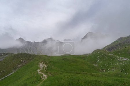 Téléchargez les photos : Des sommets rocheux sortent des nuages, Vallée de Maira, Alpes italiennes - en image libre de droit
