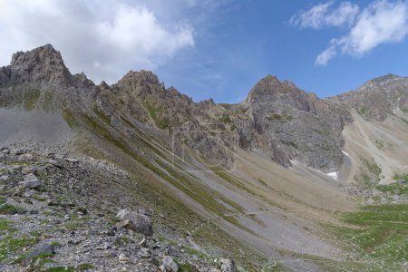 Téléchargez les photos : Paysage alpin pittoresque dans la vallée de Maira, chaîne de montagnes des Alpes Cottiennes italiennes dans la partie sud-ouest des Alpes, frontières entre la France (Hautes-Alpes et Savoie) et l'Italie (région du Piémont) - en image libre de droit