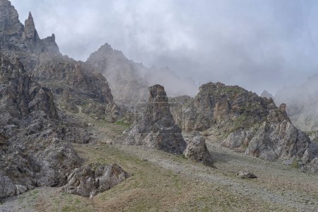 Téléchargez les photos : Rochers de montagne dans le massif des Alpes italiennes, vallée de Maira, pendant le trek en été. Chaîne montagneuse des Alpes Cottiennes dans la partie sud-ouest des Alpes, frontières entre la France (Hautes-Alpes et Savoie) et l'Italie (région du Piémont)) - en image libre de droit
