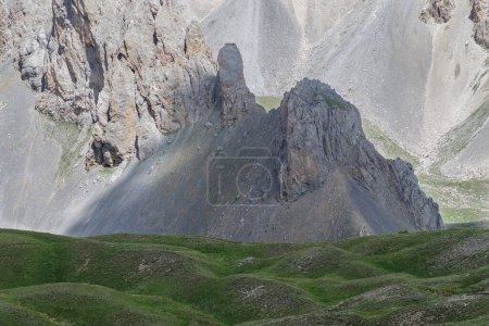 Téléchargez les photos : Rochers de montagne dans le massif des Alpes italiennes, vallée de Maira, pendant le trek en été. Chaîne de montagnes des Alpes Cottiennes dans la partie sud-ouest des Alpes, frontières entre la France et l'Italie - en image libre de droit