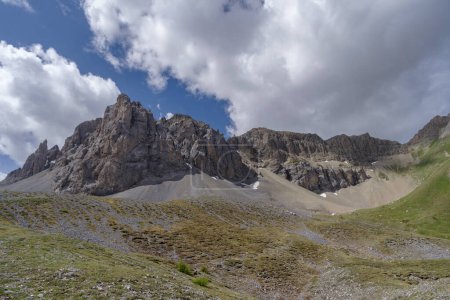 Téléchargez les photos : Rochers de montagne dans le massif des Alpes italiennes, vallée de Maira, pendant le trek en été. Chaîne de montagnes des Alpes Cottiennes dans la partie sud-ouest des Alpes, frontières entre la France et l'Italie - en image libre de droit