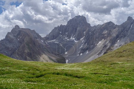 Téléchargez les photos : Montagne du Mont Oronaye (3.100 mt) dans les Alpes Cottiennes située le long de la frontière entre l'Italie (vallée du Maira) et la France (vallée de l'Ubayette)) - en image libre de droit