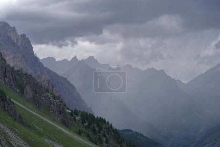 Téléchargez les photos : Paysage alpin pittoresque dans la vallée de Maira, Alpes italiennes, région du Piémont - en image libre de droit