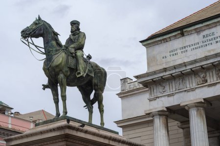 Téléchargez les photos : Monument équestre à Giuseppe Garibaldi, 1893, par Augusto Rivalta devant le Théâtre Carlo Felice, Gênes, Italie - en image libre de droit