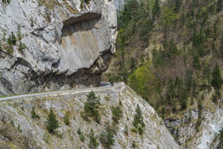 Carretera de montaña en los Alpes de Liguria, Italia