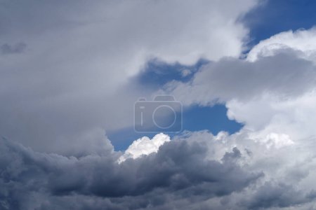Foto de Cielo nublado con nubes oscuras de tormenta - Imagen libre de derechos