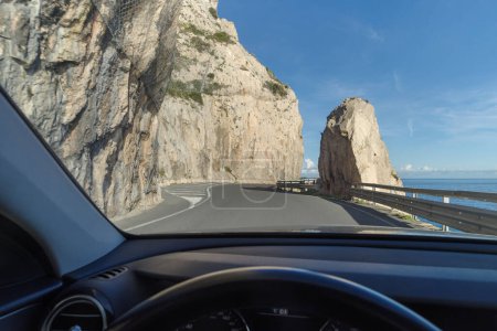 Visto desde el interior del coche el impresionante camino de acantilado a gran altitud a lo largo de la costa de Liguria, Italia