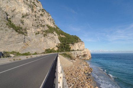 Die atemberaubende Steilküste entlang der Küste von Ligurien, Italien 