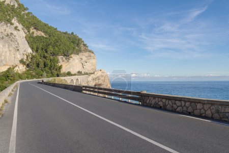 Téléchargez les photos : La magnifique route à flanc de falaise de haute altitude le long de la côte de Ligurie, Italie - en image libre de droit
