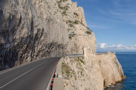 Téléchargez les photos : La magnifique route à flanc de falaise de haute altitude le long de la côte de Ligurie, Italie - en image libre de droit