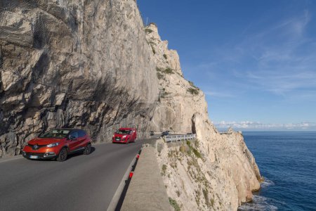 Téléchargez les photos : Varigotti, Italie - 28 novembre 2023 : La magnifique route à flanc de falaise de haute altitude le long du littoral de Ligurie, Italie - en image libre de droit