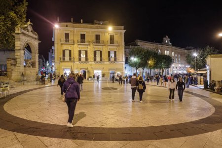 Téléchargez les photos : Matera, Italie - 1 novembre 2023 : Vue de nuit sur la rue dans la vieille ville de Matera, Sassi di Matera, région Basilicate, Italie - en image libre de droit