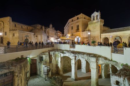 Téléchargez les photos : Matera, Italie - 1er novembre 2023 : Ville de Matera la nuit, Sassi di Matera, Basilicate region, Italie - en image libre de droit