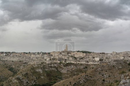 Téléchargez les photos : Matera, Italie. Site du patrimoine mondial de l'UNESCO. Matera est une ville située sur un affleurement rocheux en Basilicate, dans le sud de l'Italie. Il comprend la zone de la Sassi, un complexe de maisons de la grotte excavées dans la montagne - en image libre de droit
