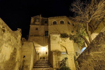 Téléchargez les photos : Vue de nuit sur la rue dans la vieille ville de Matera, Sassi di Matera, Basilicate region, Italie - en image libre de droit