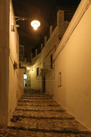 Téléchargez les photos : Vue de nuit sur la rue dans la vieille ville de Matera, Sassi di Matera, Basilicate region, Italie - en image libre de droit