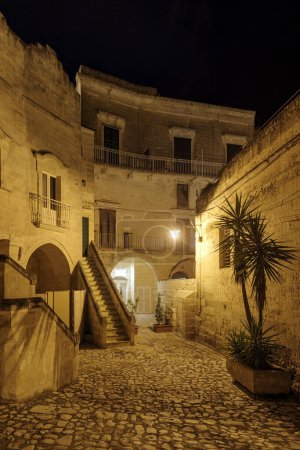 Vista nocturna de la calle en el casco antiguo de Matera, Sassi di Matera, Basilicata, Italia
