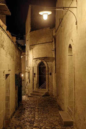 Vista nocturna de la calle en el casco antiguo de Matera, Sassi di Matera, Basilicata, Italia