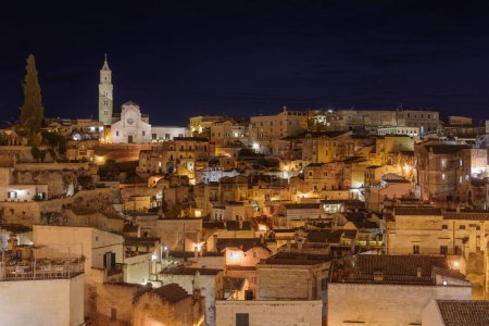 Téléchargez les photos : Ville de Matera la nuit, Sassi di Matera, région Basilicate, Italie - en image libre de droit