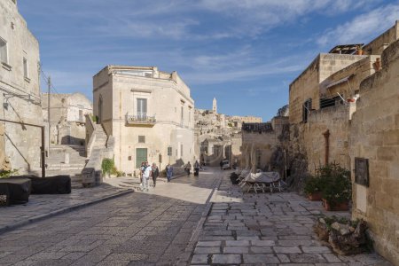 Téléchargez les photos : Matera, Italie - 2 novembre 2023 : Rue dans la vieille ville de Matera, Sassi di Matera, région Basilicate, Italie. Site du patrimoine mondial de l'UNESCO - en image libre de droit