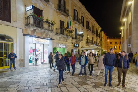 Téléchargez les photos : Matera, Italie - 1 novembre 2023 : Vue de nuit sur la rue dans la vieille ville de Matera, Sassi di Matera, région Basilicate, Italie - en image libre de droit