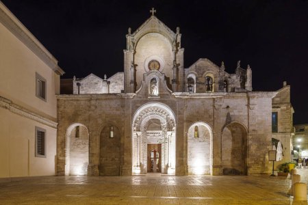 Téléchargez les photos : Vue de nuit ancienne église de style baroque dans le centre historique de Matera, région Basilicate, Italie - en image libre de droit