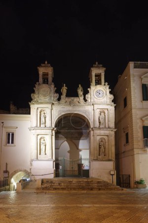 Téléchargez les photos : Vue de nuit ancienne église de style baroque dans le centre historique de Matera, région Basilicate, Italie - en image libre de droit