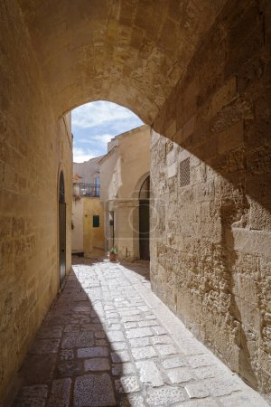 Calle en el casco antiguo de Matera, región de Basilicata, Italia. Patrimonio de la Humanidad UNESCO