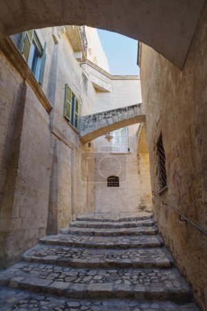 Téléchargez les photos : Rue dans la vieille ville de Matera, région Basilicate, Italie. Site du patrimoine mondial de l'UNESCO - en image libre de droit