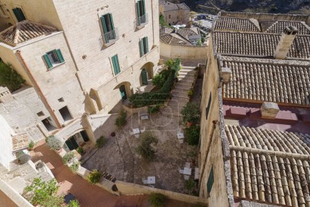 Téléchargez les photos : Matera, Italie. Vue en angle élevé des structures résidentielles de la vieille ville, site du patrimoine mondial de l'Unesco - en image libre de droit