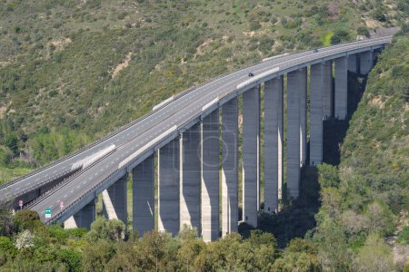 Téléchargez les photos : Viaduc avant d'entrer dans un tunnel sur l'autoroute A10 (Autostrada del Fiori "autoroute des fleurs") nord de l'Italie, en passant par la région de Ligurie et reliant Gênes et Vintimille à la France - en image libre de droit