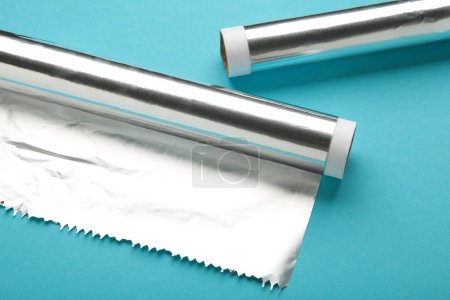 Rollos de papel de aluminio sobre fondo azul. Vista superior