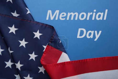 Téléchargez les photos : USA Memorial Day et concept de fête de l'indépendance, drapeau des États-Unis d'Amérique sur fond bleu. Vue du dessus - en image libre de droit