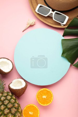 Foto de Hojas tropicales y frutas, sombrero, concepto de verano sobre fondo rosa. Copiar espacio. Vista superior - Imagen libre de derechos
