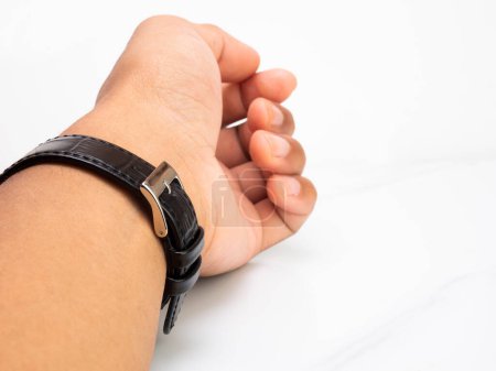 Foto de Man wearing a black watch with leather strap on his left hand - Imagen libre de derechos