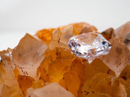 Téléchargez les photos : Sparkling asscher cut diamond with rough stone background - en image libre de droit