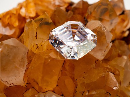 Téléchargez les photos : Sparkling asscher cut diamond on a rough citrine quartz stone - en image libre de droit