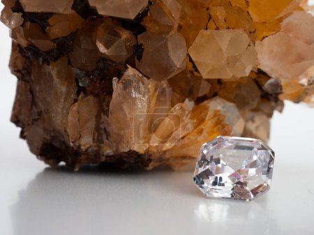 Téléchargez les photos : Sparkling asscher cut diamond with rough citrine stone background - en image libre de droit