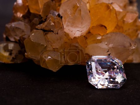 Téléchargez les photos : Sparkling asscher cut diamond with rough citrine stone as background - en image libre de droit